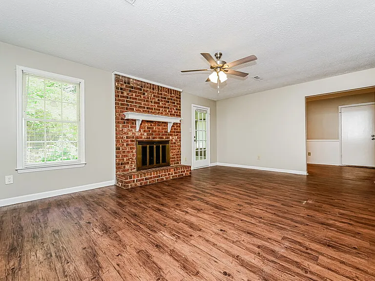 1161 Salisbury Trl — Photo 3