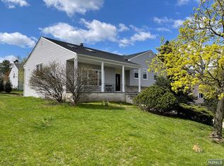 476 Golf Course Dr, Leonia, NJ 07605