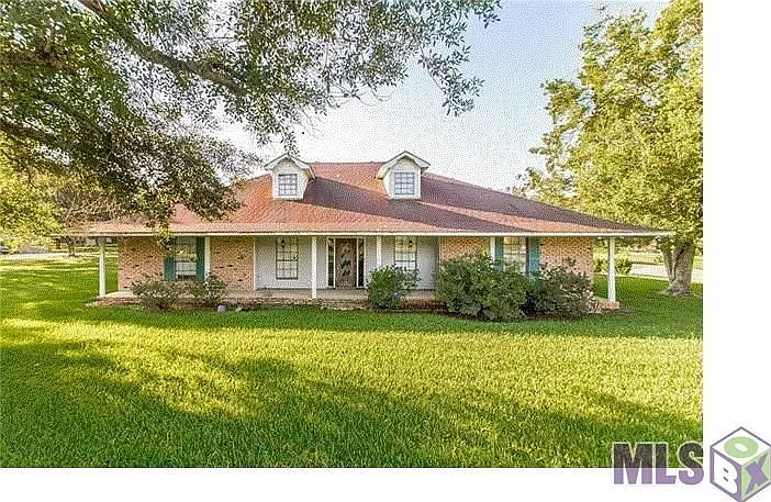 5 bed, 2.0 bath, 2900 sqft, $2,400 — Photo 1