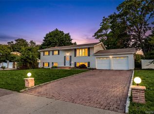 36 Clearview Dr, Wheatley Heights, NY 11798