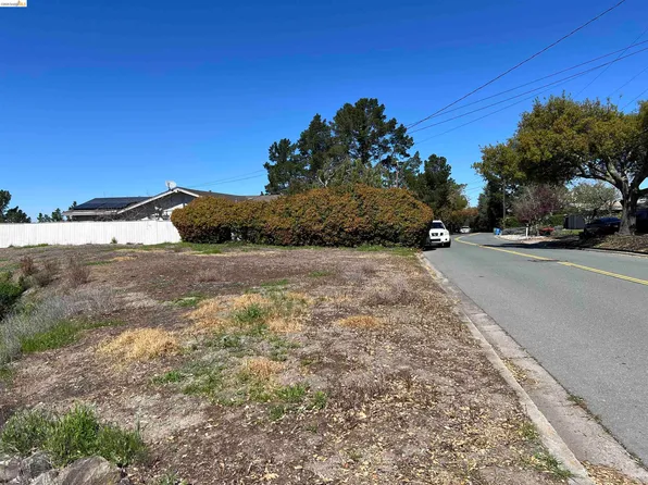 82 Zander Dr, Orinda, CA 94563