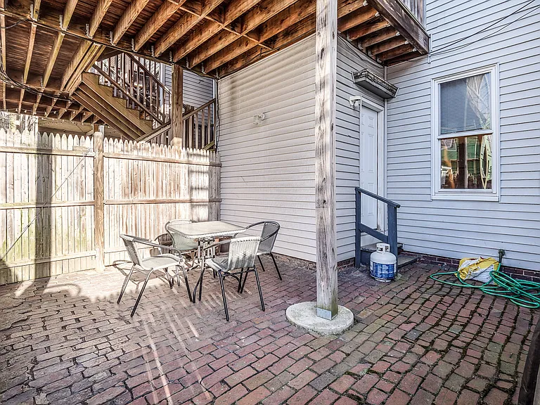 290 E St — Photo 17