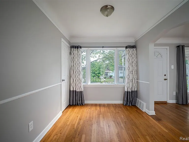 21328 Audette St — Photo 3