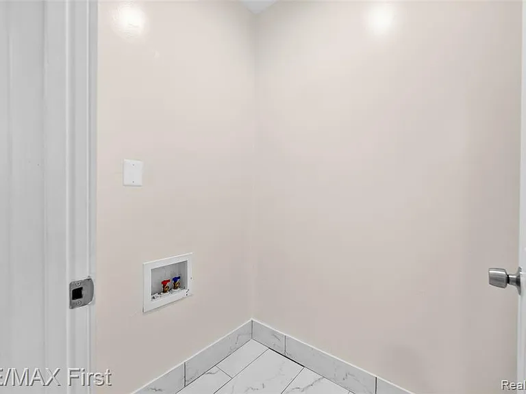 556 Leicester Ct — Photo 17