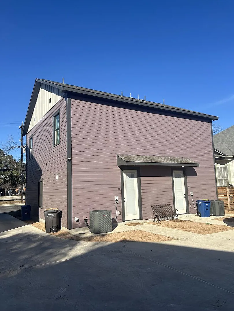 2 Bedroom 1.5 Bathroom Unit In San Antonio — Photo 2