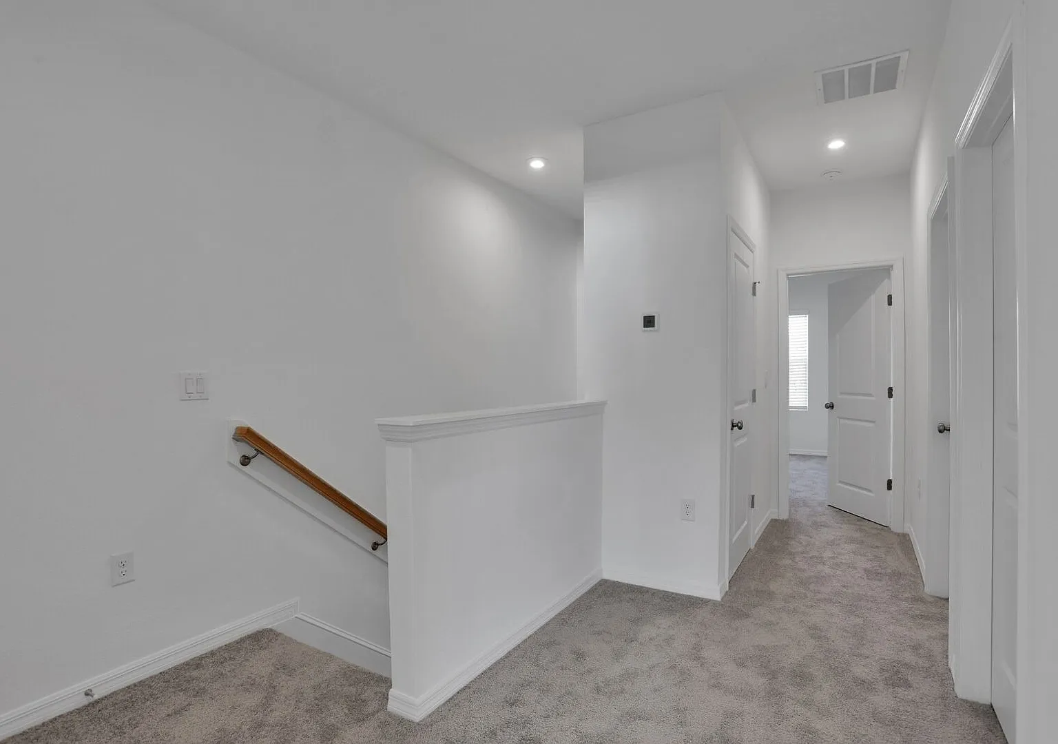 3/2.5 Townhome in Annie's Walk | Close Access to the Airport and River City Marketplace — Photo 4
