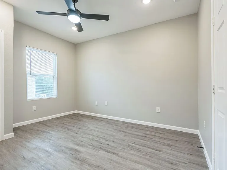 1506 W Woodlawn Ave — Photo 14