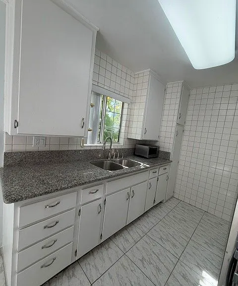1717 N Berendo St — Photo 5