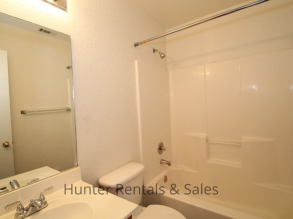 3rd image of 915 Rosewood Dr APT B
