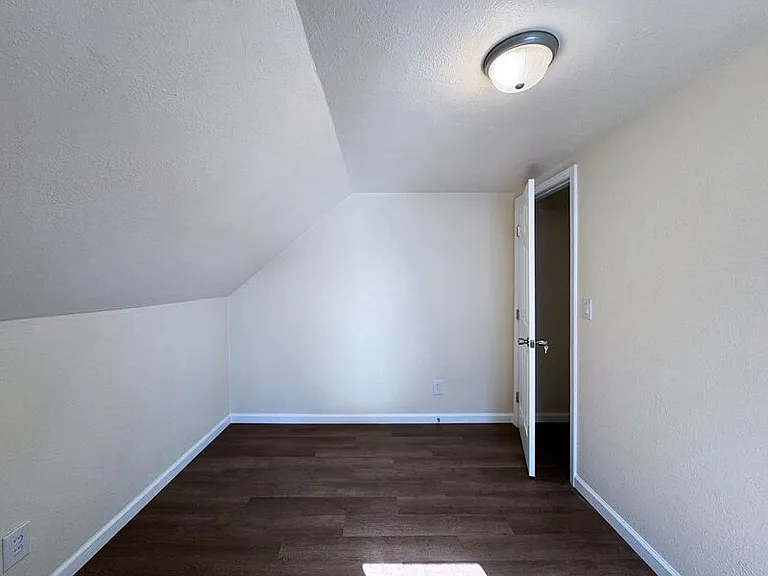 950 Clark St — Photo 31