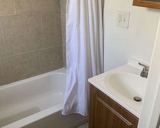 3rd image of 2909 S Catalina St