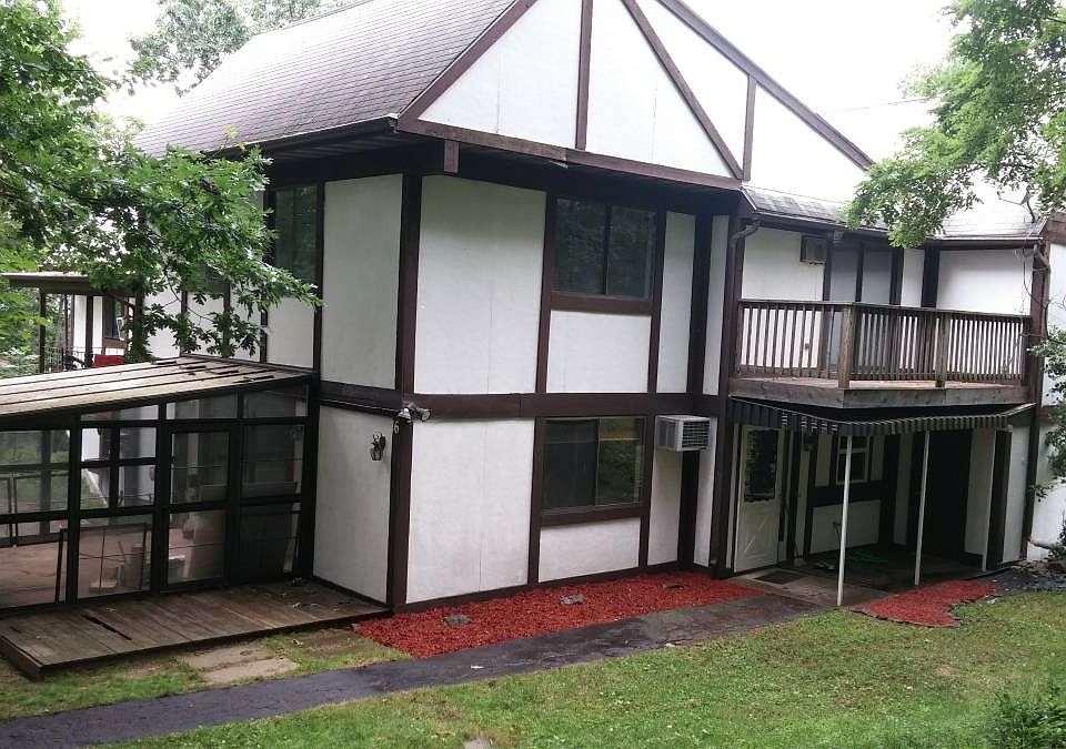 1st image of 16 Elizabeth Ln