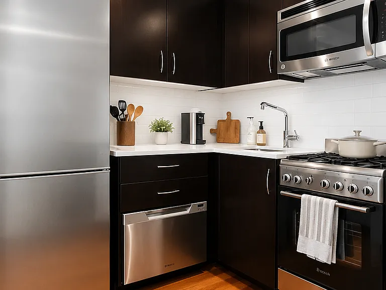195 E 4th St #14 — Photo 3