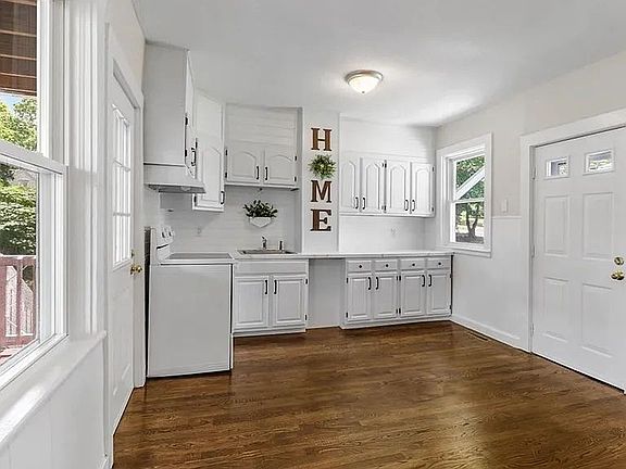 2nd image of 146 Pond St #1