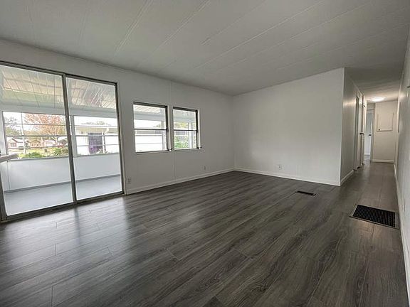 5th image of 935 Laura St