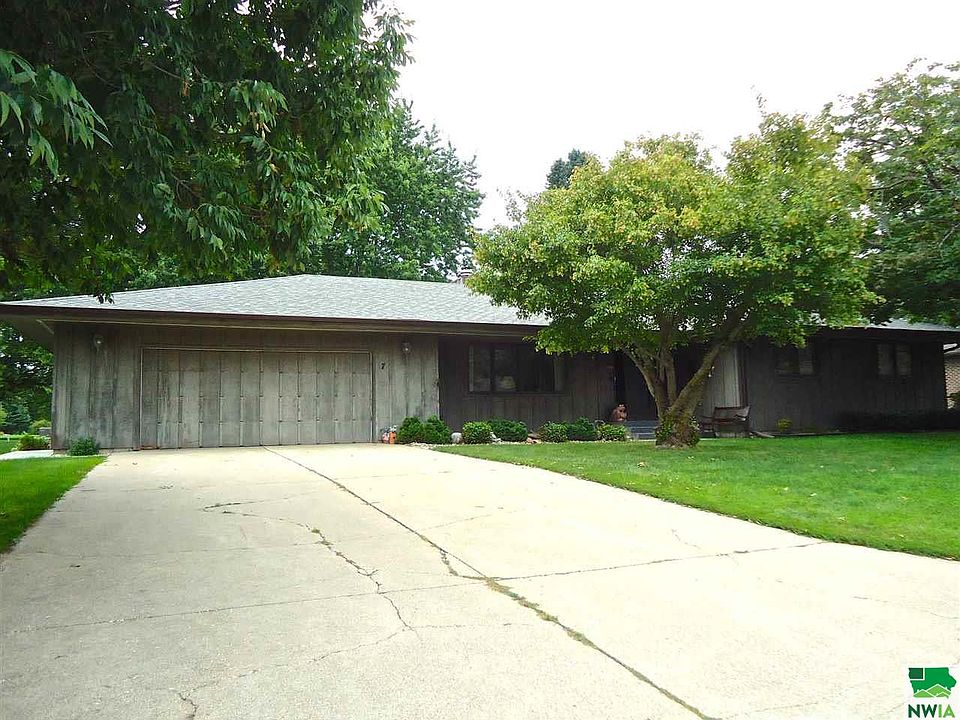 1st image of 7 Saint Andrews Dr