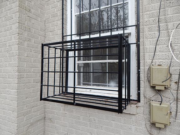 OUTSIDE VIEW OF A AC/HEATING UNIT CAGE