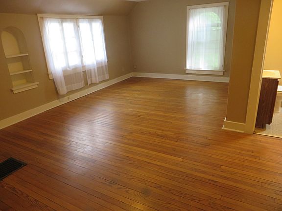 2nd image of 716 Rockhill St #5