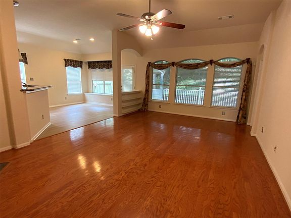 4th image of 118 W Russet Grove Cir