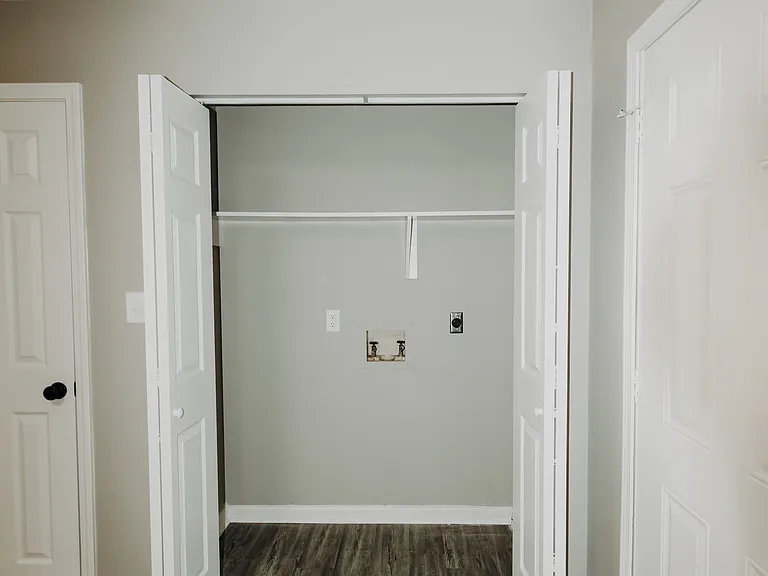 1800 Labette Manor Dr — Photo 3