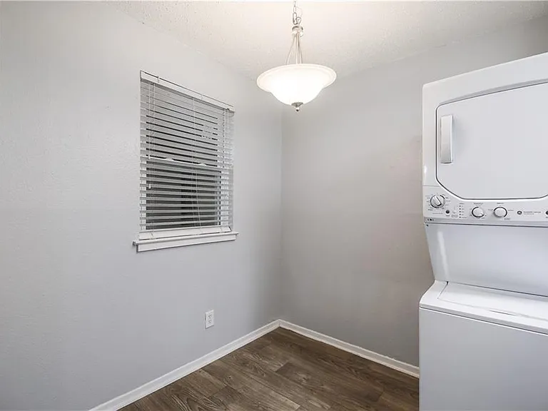 2401 Manor Rd #102 — Photo 14
