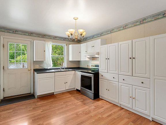 4th image of 121 Westford Road