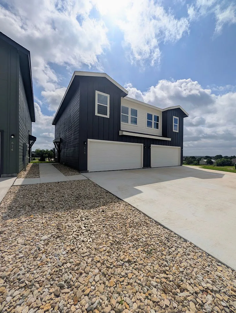 Brand New Duplex in New East Parks Community — Photo 2