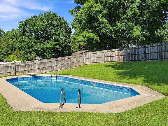 4th image of 31 Monica Dr