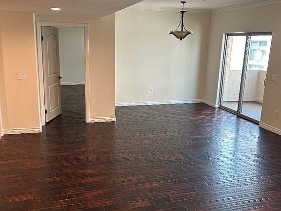 5th image of 10921 Whipple St #304