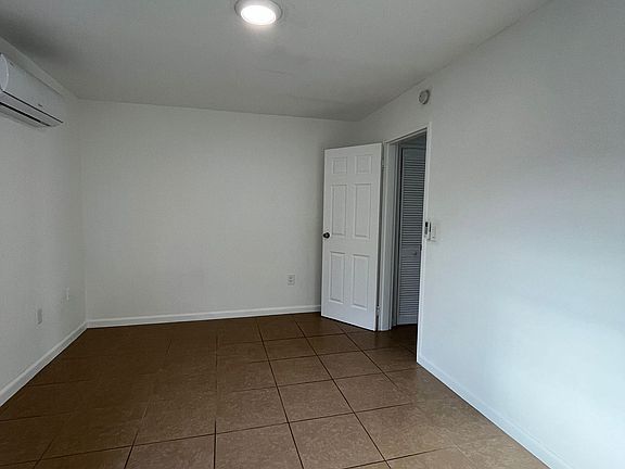 4th image of 14280 NE 6th Ave #14