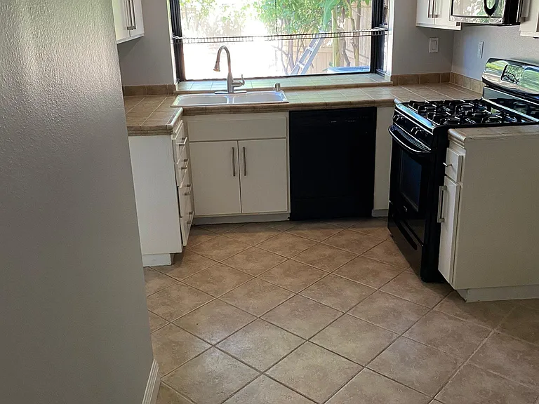 12 Windy Hill Ln — Photo 7