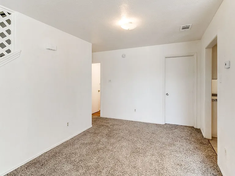 2321 Colonial — Photo 9