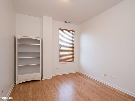 2nd image of 2040 W Belmont Ave APT 407