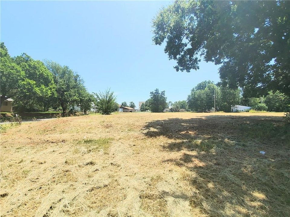 1st image of 406 W Illinois Ave