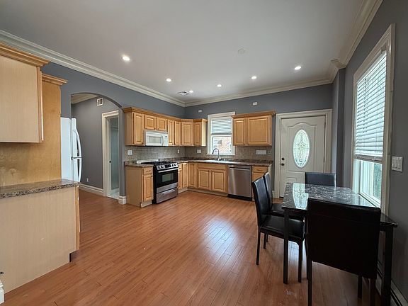 4th image of 488 Ionia Ave Floor 2