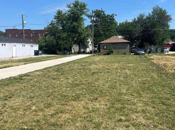 1124 W 3rd St, Davenport, IA 52802