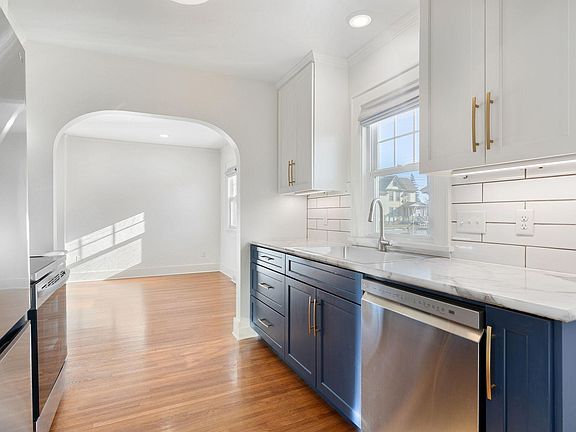 4th image of 301 W Oakland Ave APT 4