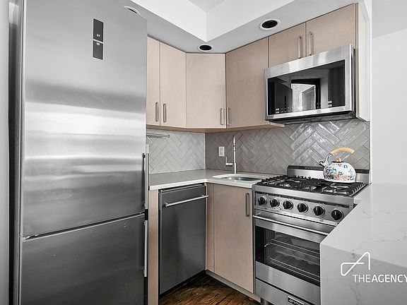 3rd image of 220 E 82nd St APT 3RW