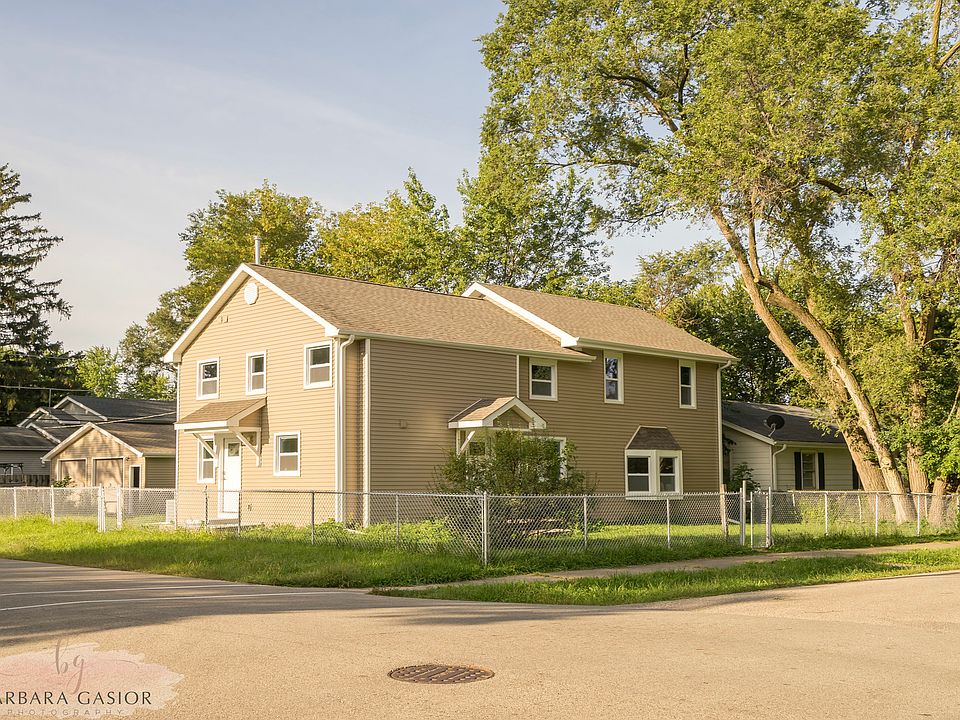 1st image of 21 E Willow Dr