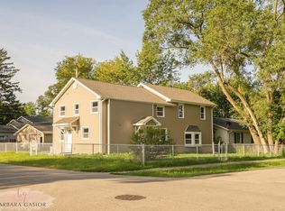 21 E Willow Dr, Round Lake Park, IL
