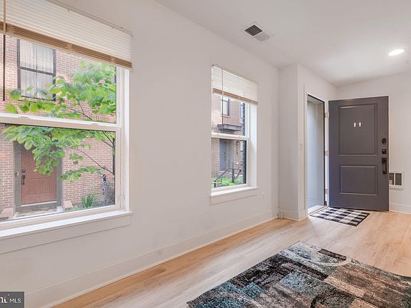 5th image of 317 Riggs Park Pl NE