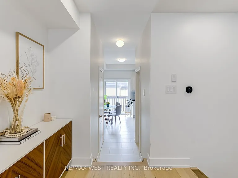 12 Grogan Mews — Photo 4