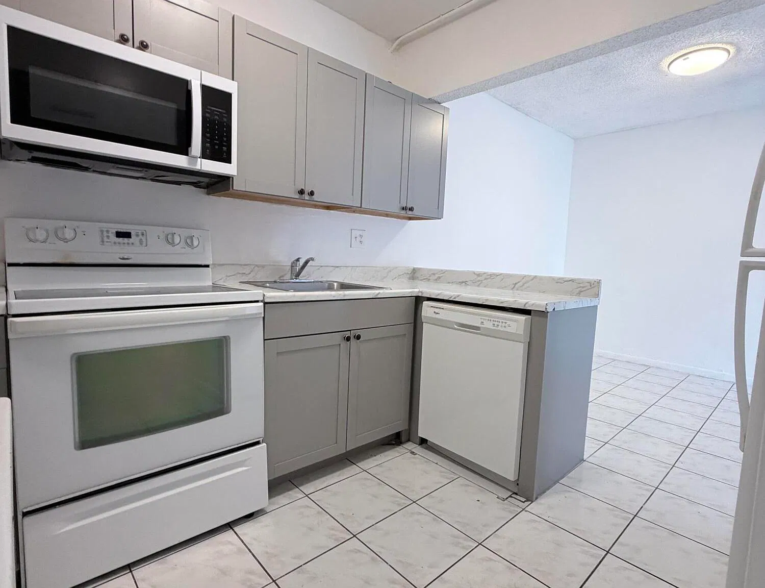 2 bed, 2.0 bath, 970 sqft, $2,300 — Photo 3