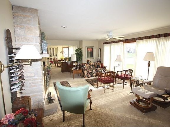 3rd image of 626 N Ferry Dr