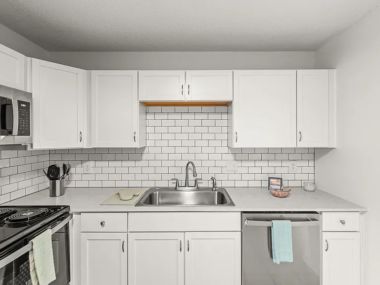 Summerville Apartments — Photo 9