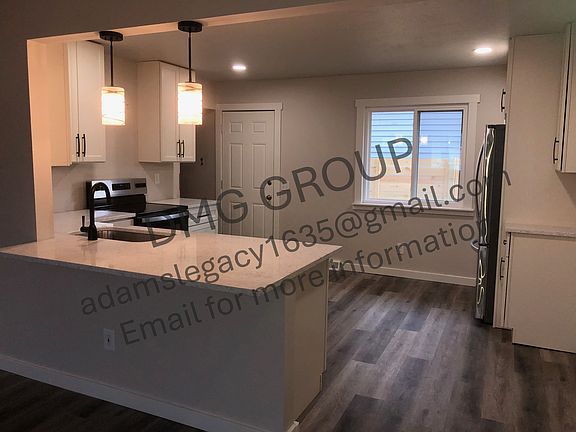 Kitchen island w/room for 3 stools