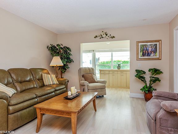 4th image of 2100 SW Lake Circle Dr APT 109