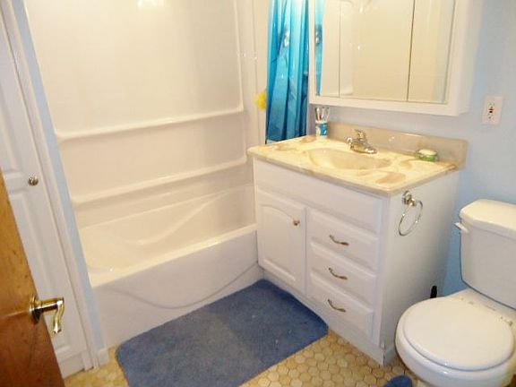 Lower Level Full Bath