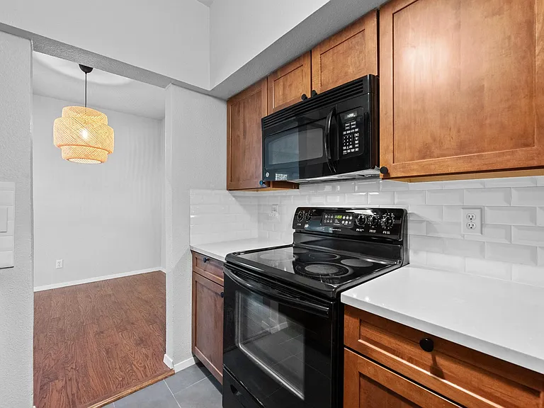 1509 W 39th 1/2 St #108 — Photo 10