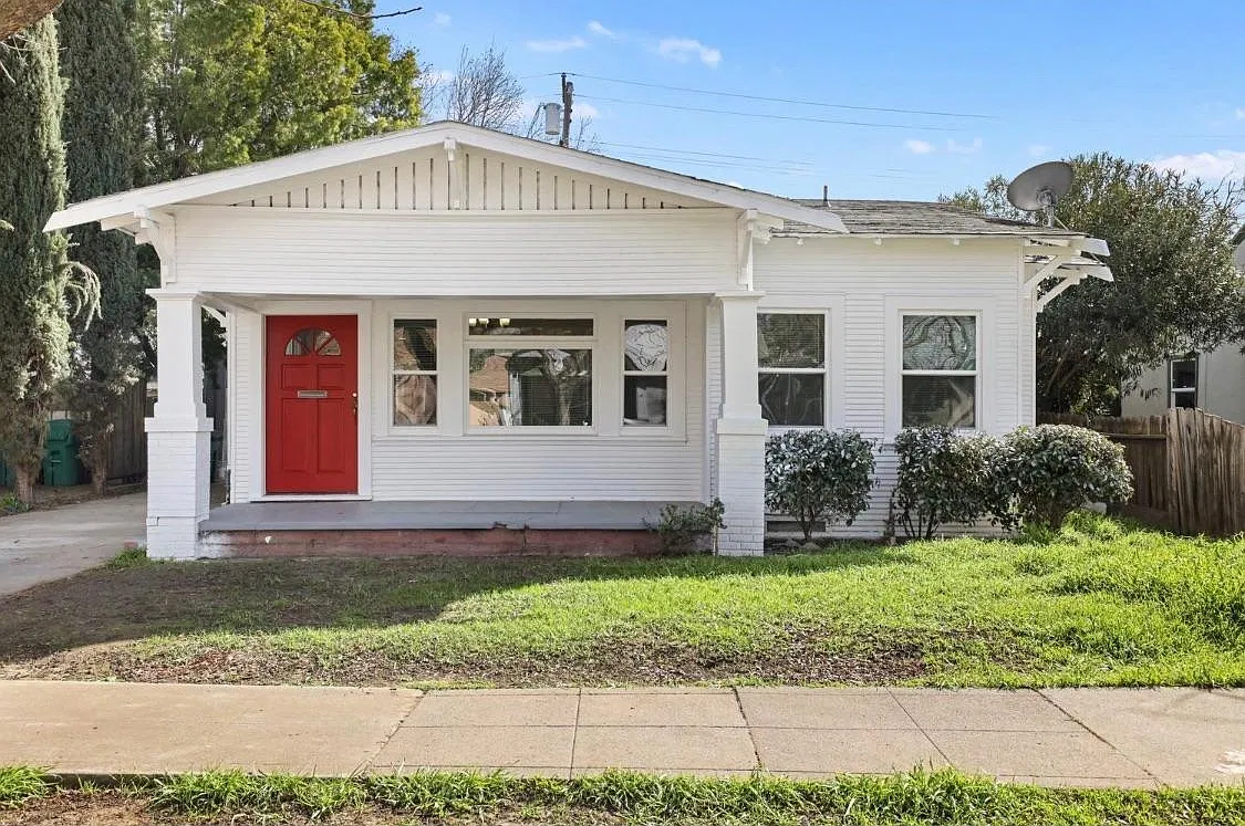 412 E Arcade St — Photo 1